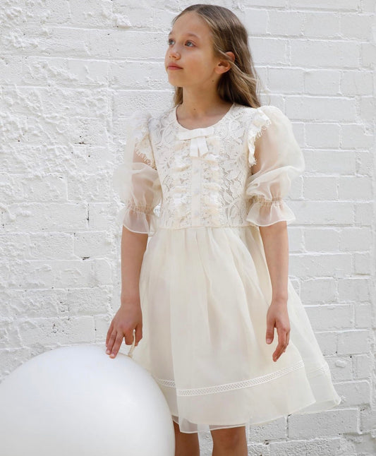 Fustan eventesh, self-portrait