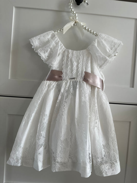 Fustan ceremonial i bardhe, foque