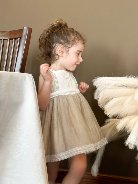 Fustan ceremonial, foque