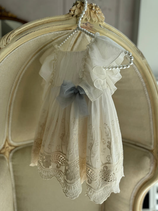 Fustan ceremonial, cap